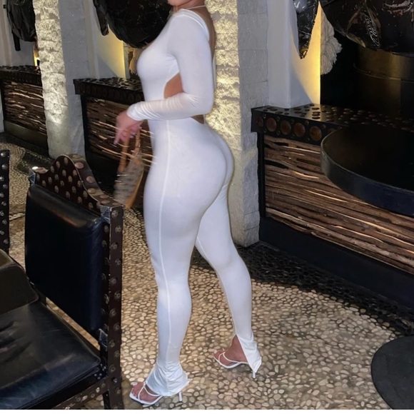 White backless jumpsuit - Picture 2 of 3